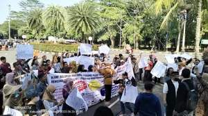 Pedagang Pasar Kutabumi Geruduk Kantor Bupati Tangerang