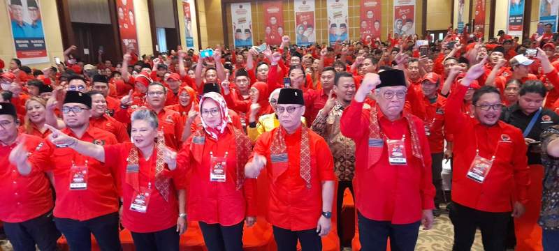 Calon Wali Kota Tangsel, Benyamin Davnie dan Cagub Banten, Airin Rachmi Diany bersama petinggi DPP PDIP Ahmad Basarah dilokasi Rakercabsus PDIP Tangsel.