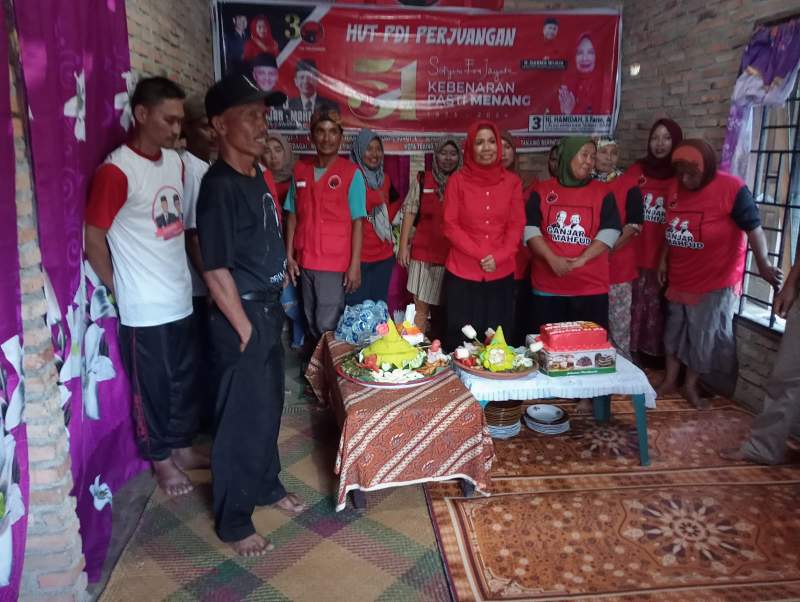 Hamidah, istri Kadis Sosial Serdang Bedagai saat merayakan HUT PDI P dengan pendukungnya.