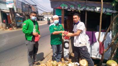 Hindari Kerumunan, PPP Tangsel Door To Door Antar Daging Kurban ke Rumah Warga