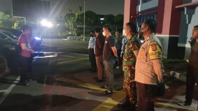 Jajaran Lapas Cilegon dibantu pihak Kepolisian dan TNI saat melakukan proses pemindahan napi bandar narkoba ke Nusakambangan, Rabu (11/5/2022) malam.