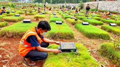 Pelanggar PSBB jalani sanksi sosial di TPU Jombang, Tangsel.