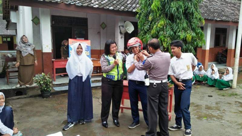 personil Satuan Lalulintas (Satlantas) Polres Serang melakukan sosialisasi tertib lalulintas di sejumlah sekolah 