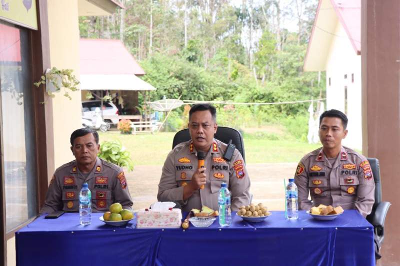 Kapolres Pasaman AKBP Yudho Huntoro(tengah)  didampingi Kapolsek Dua Koto Ipda Antoni Hasibuan(kanan) saat menyampaikan arahan di Kapolsek Dua Koto,Senin(6/2/2023).