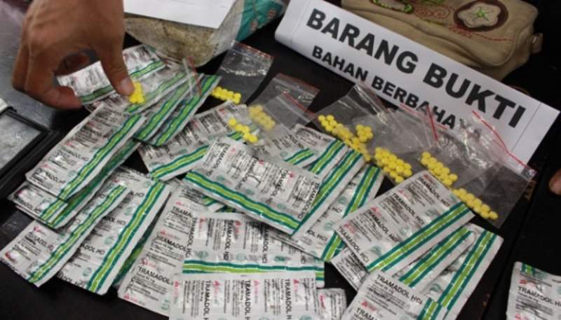 Obat keras dijual bebas.