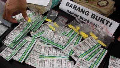 Obat keras dijual bebas.