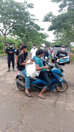 Gelar Baksos, Ormas PPBNI Satria Banten Sindang Jaya Bagikan Masker