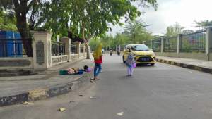 Miris Anak Dibawah Umur Ngemis Dekat Kantor DPRD dan Walikota Cilegon