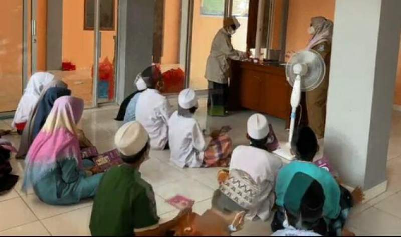 Sejumlah santri di Pondok Pesantren Nurul Ihsan Keranggan ikuti gerakan PHBS oleh petugas Puskesmas Keranggan.