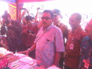 Rano Karno saat melakukan sidak ke beberapa pengusaha sapi