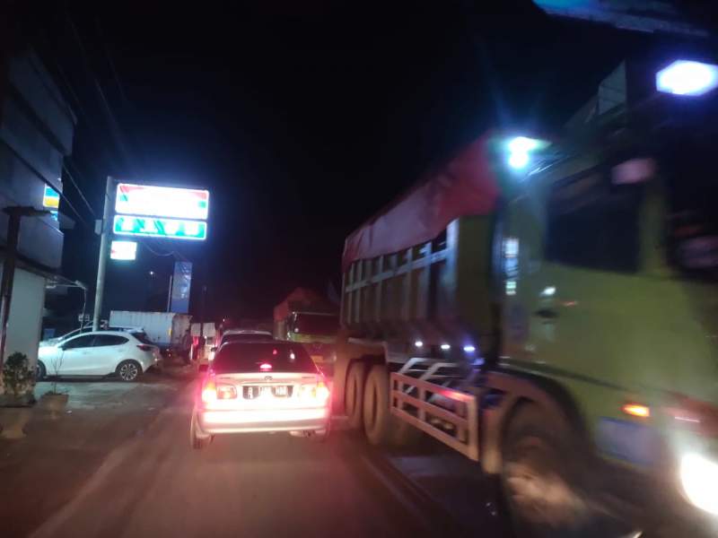 Tiap Hari Dilalui Truk Tanah Dari Maja, Jalan Cisoka Terancam Hancur
