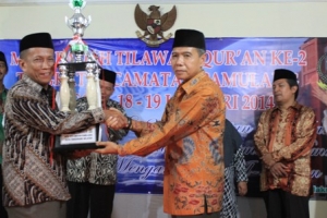 Pamulang- Penyerahan Piala Juara Umum MTQ ke-2 Kecamatan Pamulang, diserahkan oleh Camat Pamulang, Suhendar kepada Khotib, Lurah Kedaung, (dt)