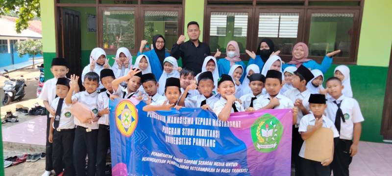 Manfaatkan Limbah Sampah, Mahasiswa UNPAM Sulap Botol Bekas Jadi Vas Bunga