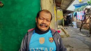 Slamet yang hanya bisa termenung meratapi rukonya terbakar