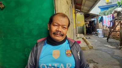 Slamet yang hanya bisa termenung meratapi rukonya terbakar