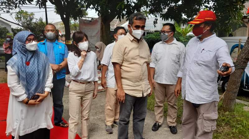 Sekjen Partai Gerindra Ahmad Muzani, Ketua DPC Gerindra Tangsel Li Claudia Chandra, Anggota DPRD Tangsel dan Banten saat pantau vaksinasi di Ciater Permai, Serpong.