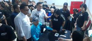 Wakil Ketua DPRD Kota Tangsel, Wanto Sugito bersama Anggota DPRD Banten, Iwan Rahayu menyaksikan pengobatan gratis oleh yayasan MSP di gedung DPRD Kota Tangsel.