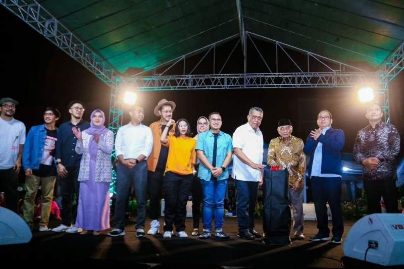 Walikota Tangerang Selatan, Benyamin Davnie dan Wakilnya, Pilar Saga Ichsan meresmikan Alun-alun Pamulang. Dalam peresmian itu, juga disaksikan Ketua DPRD Tangerang Selatan, Abdul Rasyid serta anggota dewan lainnya, Ferdiansyah dan Shinta W Chaerudsin.