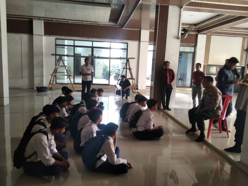 polisi amankan pelajar tawuran.