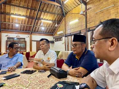 Kika - Ketua SC, H. Arwan Simanjuntak, Ketua Kadin Kota Tangsel, A. Fauzi Siregar, Ketua OC, Harsa Wardana dan Sekertaris SC, Imam Darmadi saat memberi keterangan Pers di Kp. Anggrek, Serpong. (3/4/2023).