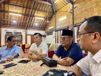 Kika - Ketua SC, H. Arwan Simanjuntak, Ketua Kadin Kota Tangsel, A. Fauzi Siregar, Ketua OC, Harsa Wardana dan Sekertaris SC, Imam Darmadi saat memberi keterangan Pers di Kp. Anggrek, Serpong. (3/4/2023).