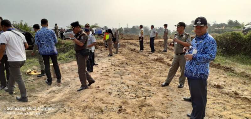 Satpol PP Kabupaten Tangerang Bareng Camat Tutup Galian Tanah Cisoka