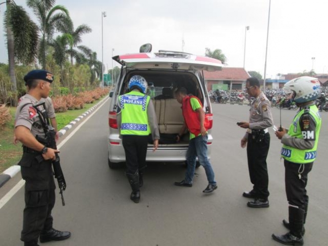 Personil saat memeriksa kendaraan
