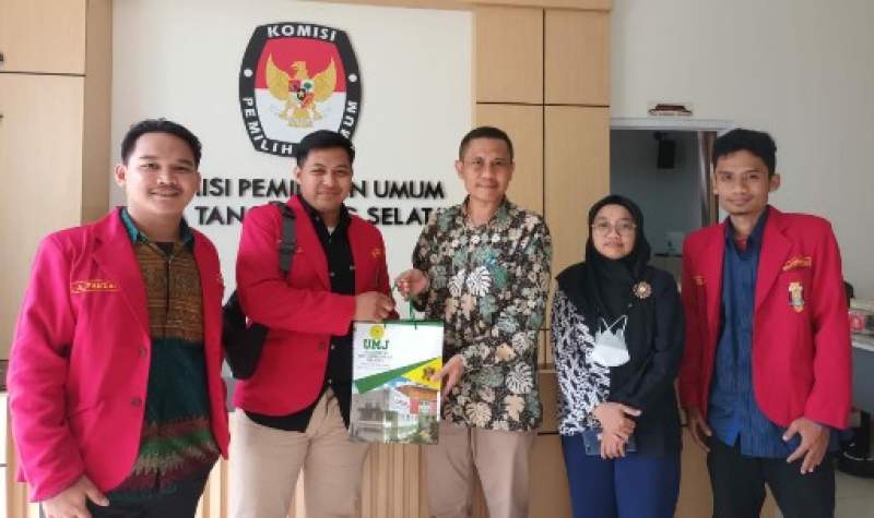 Taufiq MZ terima cinderamata dari mahasiswa IMM Cabang Cireunde di Rumah Pintar Pemilu (RPP) Blandongan Demokrasi KPU Tangsel.