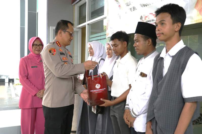 Kapolresta Tangerang Serahkan  Bantuan Beasiswa Kepada Siswa  Berprestasi