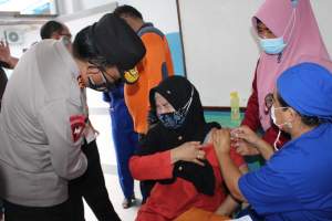 Kapolda Sumut Irjen Pol Panca Putra Simanjuntak bicara dengan lansia yang mengikuti vaksinasi massal di Pematang Siantar