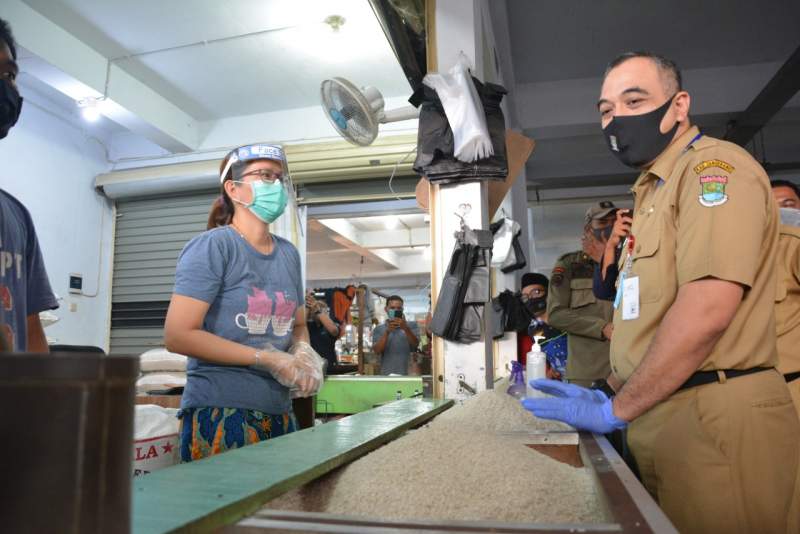Sosialisasikan PSBB, Zaki Bagikan Masker Kepada Pedagang Di Pasar Tigaraksa