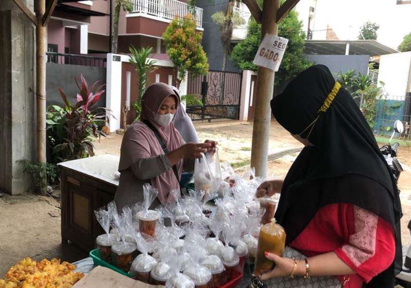 Berbagai varian isi kolak yang ramai dibeli pada puasa hari pertama, Minggu (03/04/2022).