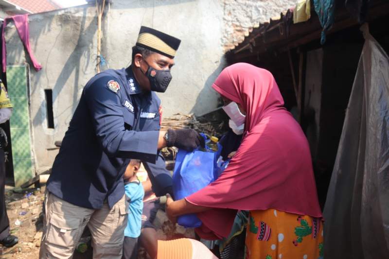 Jumat Berkah, Kabid Humas Polda Banten Bantu Berikan Bantuan Kepada Warga