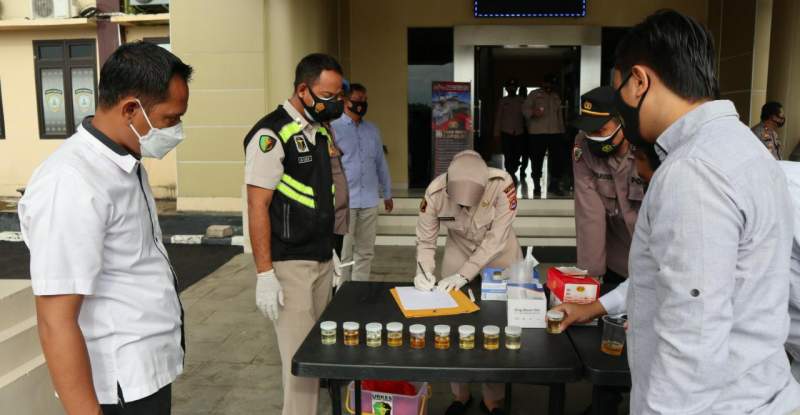 Para personil Polres Serang saat lakukan tes urine.
