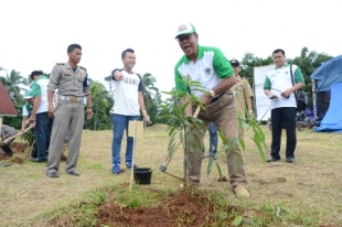Bupati Pandeglang Erwan Kurtubi saat menanam pohon
