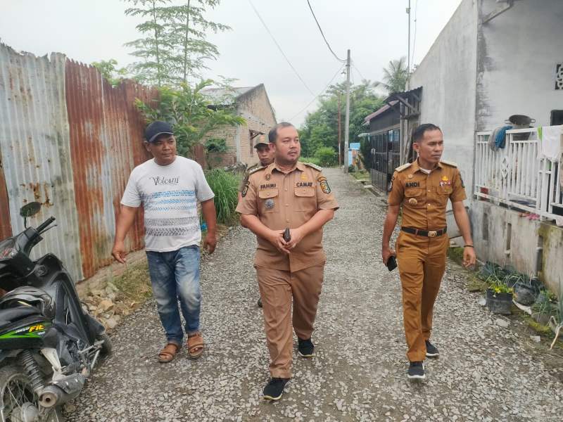 Camat Perbaungan, M Fahmi meninjau proyek pembangunan jalan di Kecamatan Perbaungan.