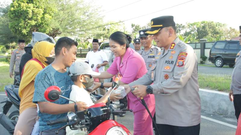 Kapolres Sergai, AKBP Jhon Sitepu serahkan takjil bulan Ramadhan.