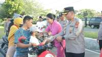 Kapolres Sergai, AKBP Jhon Sitepu serahkan takjil bulan Ramadhan.