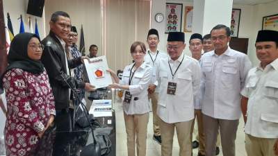 Ketua DPC Partai Gerindra Tangsel Li Claudia Chandra mendaftarkan 50 Bacalegnya ke KPU Tangsel.