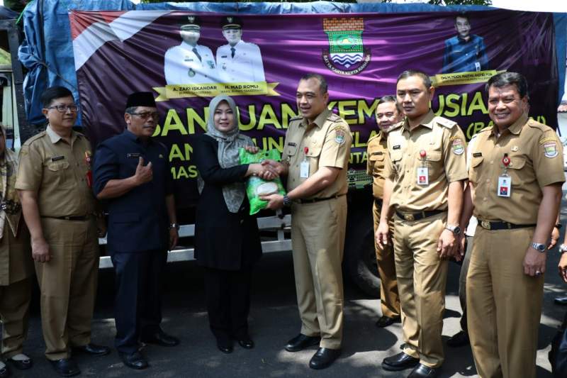 Zaki - Mad Romli Serahkan Bantuan Tsunami