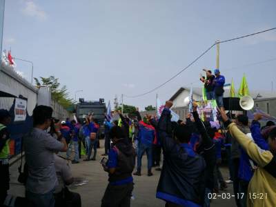 Ratusan Buruh Geruduk Pabrik PT Gunung Selang