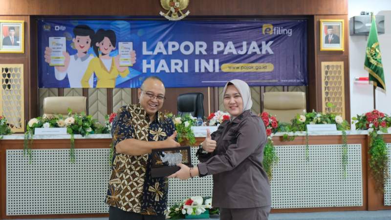 Kepala Kanwil DJP Banten dan Kepala Kejaksaan Negeri Lebak saling bertukar cindera mata
