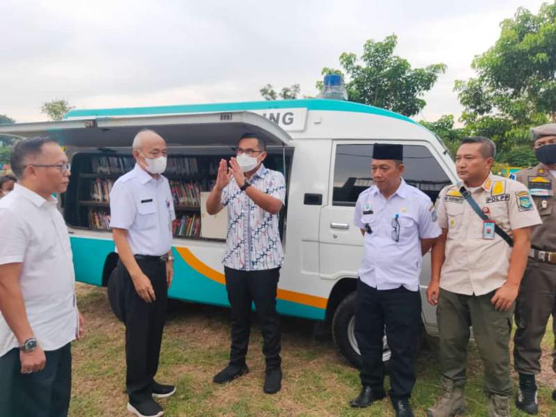 Wakil Walikota Tangsel, Pilar Saga Ichsan saat memantau mobil perpustakaan keliling