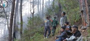 Tim gabungan mencari korban terbakar.