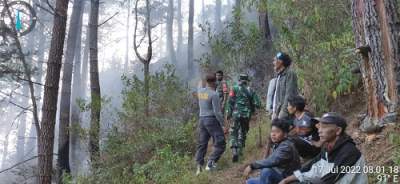 Tim gabungan mencari korban terbakar.