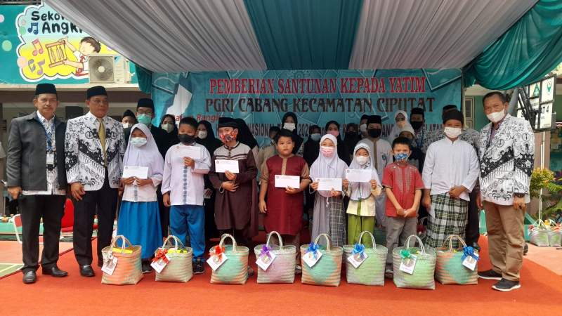Ketua PGRI Ciputat Sahrial dan Ketua PGRI Tangssl Cartam, pose bareng usai santunan anak yatim di SD Negeri 04 Ciputat.