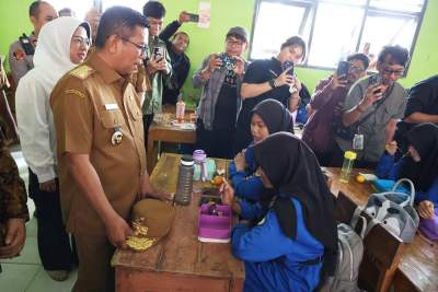 Gubernur Banten Andra Soni Tinjau Uji Coba MBG di SMKN 1 Anyer