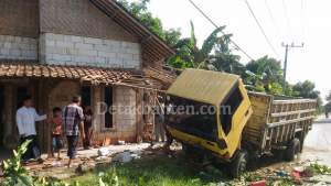 Mengantuk, Truk Pasir Hantam Rumah Warga
