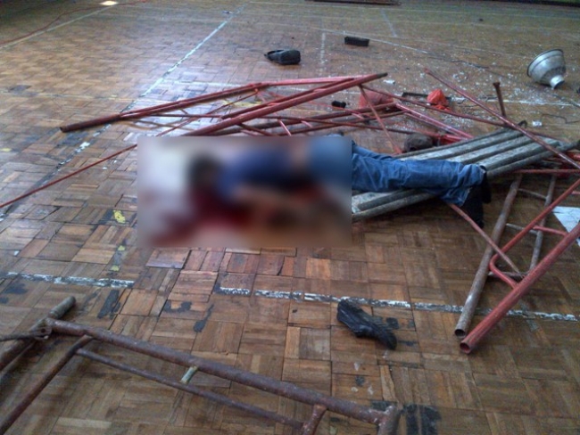 Masir saat terjatuh dari atas atap Gor Tangerang