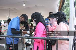 Petugas melakukan pemeriksaan kepada para penonton yang hendak menyaksikan konser Blackpink hari kedua di pintu 10 Gelora Bung Karno, Minggu (12/3/2023). (Aip/detak)